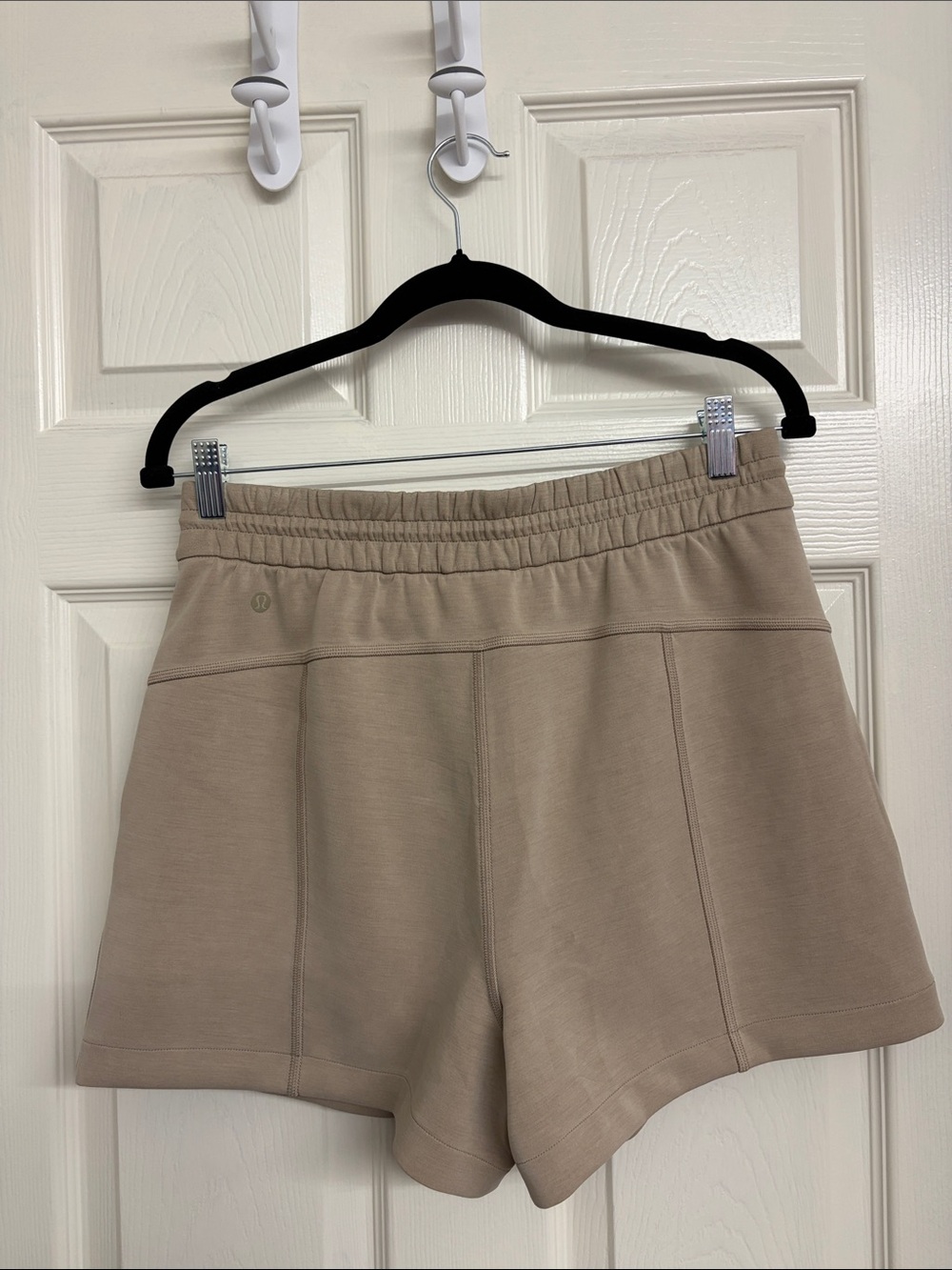 241. Lululemon Softstreme High-Rise Short 4"
Sheer Oak NWT size 8 - Picture 1 of 6